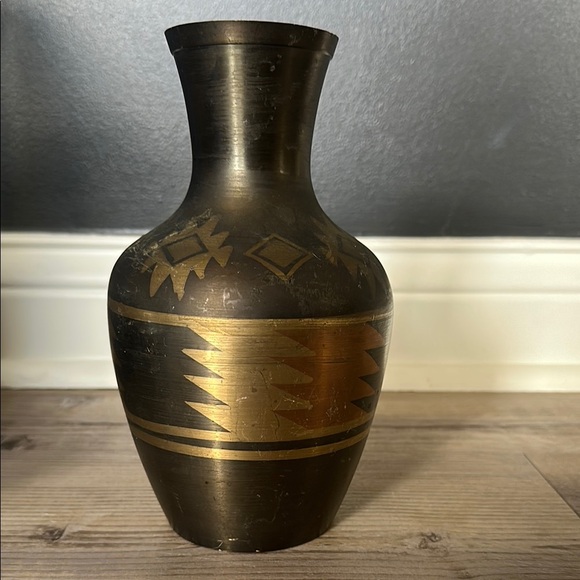 Other - Elegant geometric metal flower vase